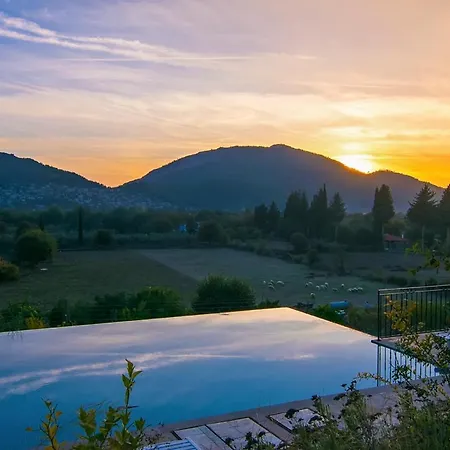 Sleeps 8 Pool Air Con Wifi