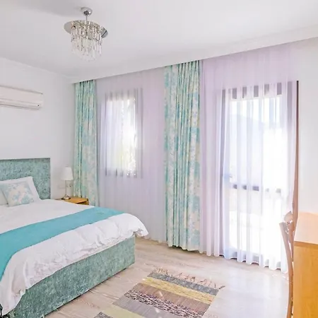 Sleeps 8 Pool Air Con Wifi