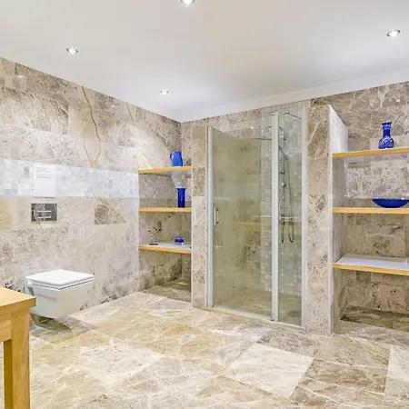 Sleeps 8 Pool Air Con Wifi Villa Keciler